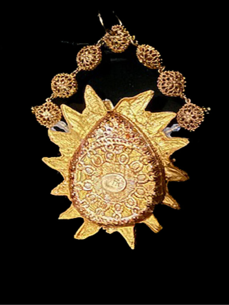 Gold colored pendant with amber crystal