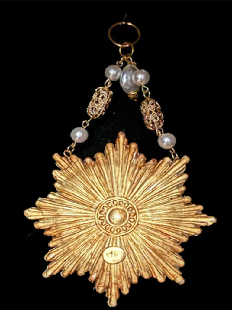 Gold colored pendant with a Baroque Pearl containing a gold swan